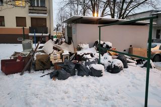 Tak mieszkaniec Gostynia posprzątał mieszkanie. Wielka sterta śmieci przy śmietniku