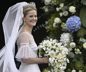 Królewska ceremonia pełna przepychu. Ślubna stylizacja Marii Karoliny podbija światowe media