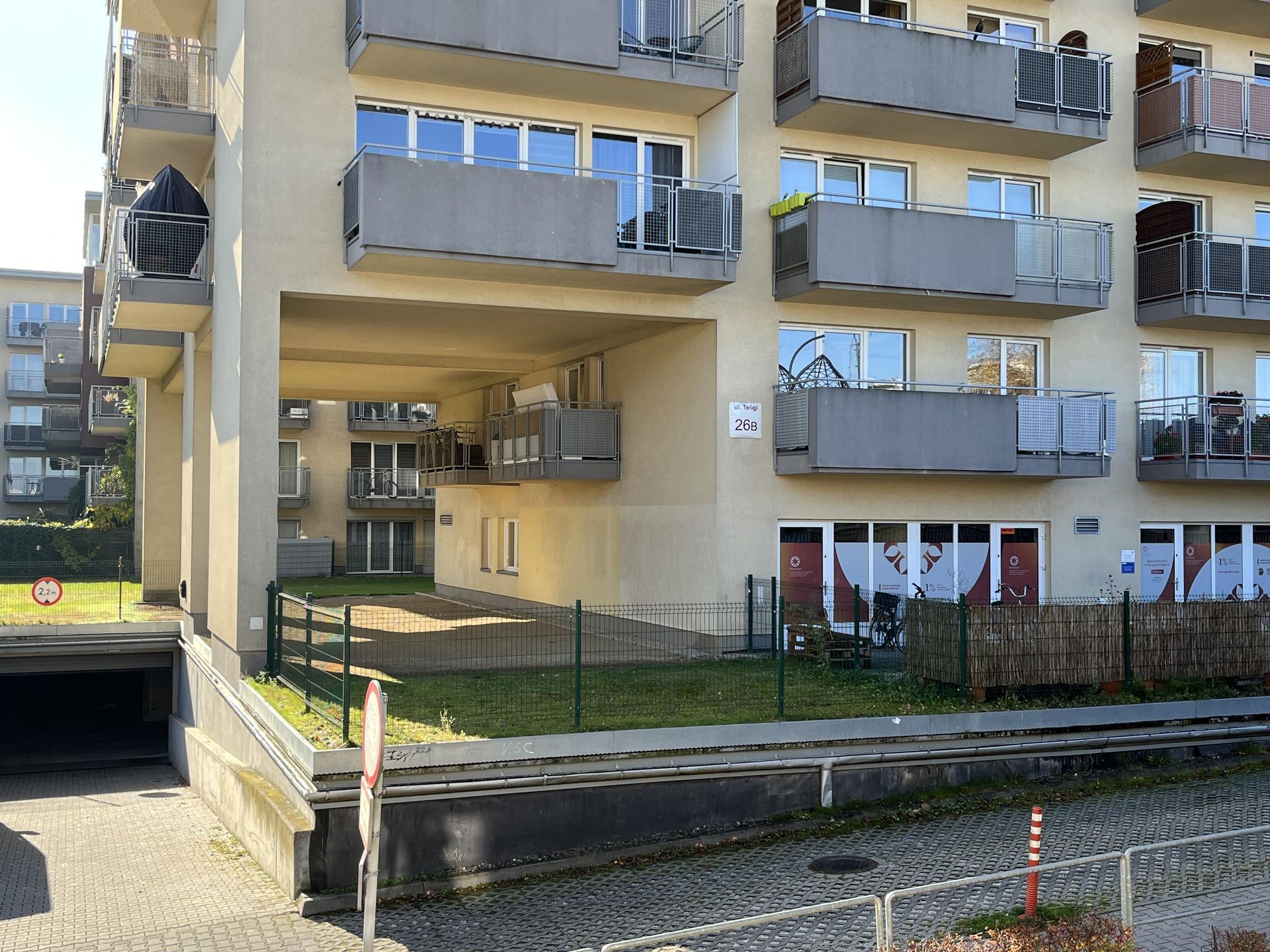 Teligi 26 w Krakowie. Blok z ukrytym balkonem