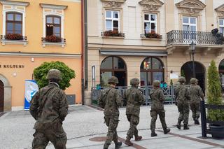 Służby na tarnowskim rynku
