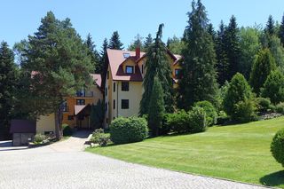 To dawna wieś wołoska w Małopolsce. Kiedyś zamieszkiwali ją pasterze, dziś słynie z drewnianych zabawek