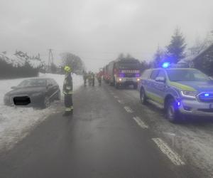 Zabłędza. Dachował w przydrożnym rowie, a nie mogli nigdzie go znaleźć. Tajemnicze zniknięcie kierowcy