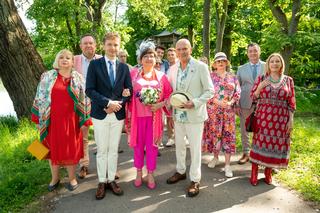 Barwy szczęścia, odc. 2725: Irenka (Krystyna Tkacz), Tolek (Marek Siudym), Basia (Sławomira Łozińska), Artur Chowański (Jacek Rozenek), Róża (Anna Gornostaj), Zdzisio (Zbigniew Buczkowski), Waldek (Rafał Fudalej), Jola (Małgorzata Potocka)