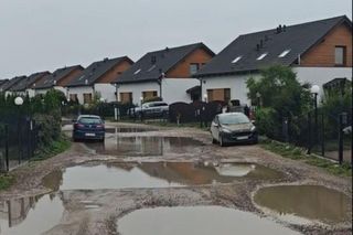 Ulica z dziurami w podpoznańskiej miejscowości zalana wodą. To osiedle tysiąca jezior