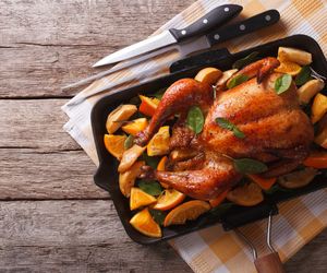 Kurczak pieczony w pomarańczach: przepis + WIDEO