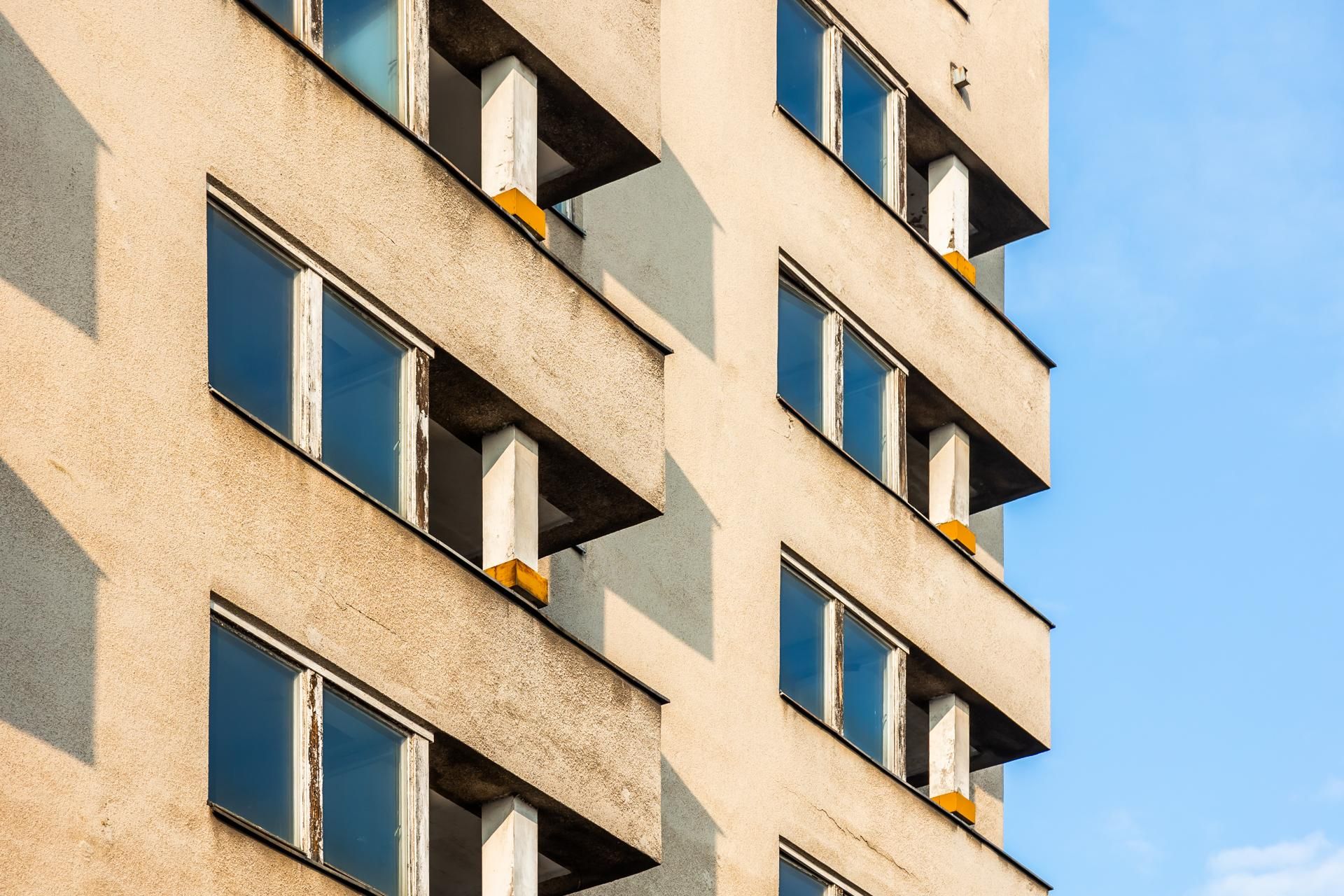 Szpiegowo, blok na Sobieskiego 100 w Warszawie