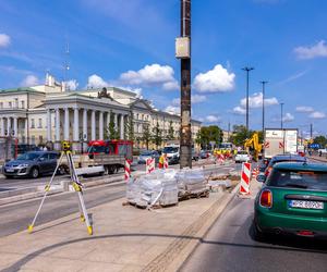 Prace przy zazielenianiu pl. Bankowego w Warszawie