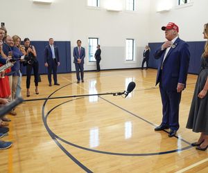 Trump oddał głos razem z żoną. Melania przy boku męża.