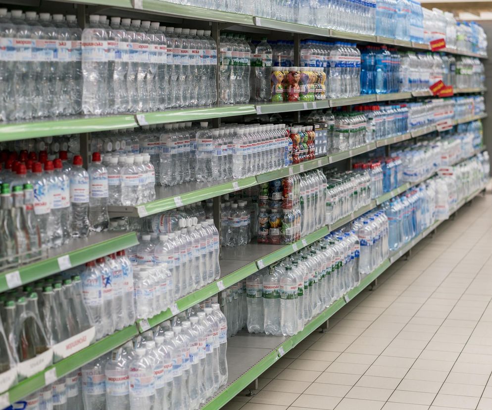 Bakterie E.coli w wodzie butelkowanej. Sprawdź, czy masz taką w domu