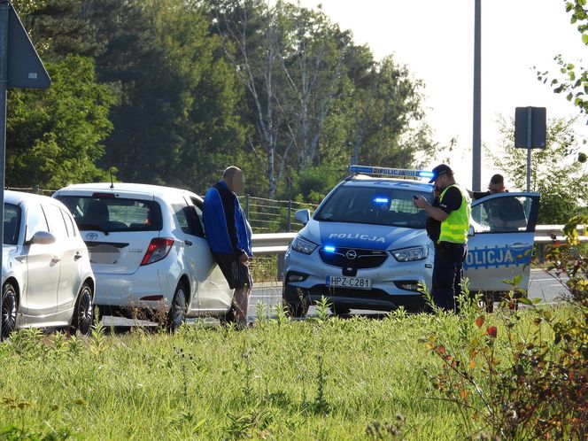 Chciał wjechać pod prąd na S8 pod Warszawą. Wyszedł z auta i prawie zasnął na drodze