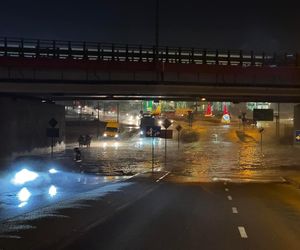 Gejzer wody zalał ulice. W Piekarach Śląskich tworzą się gigantyczne korki