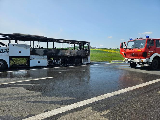 Pożar autokaru z wycieczką szkolną na A4. Cztery osoby trafiły do szpitala 