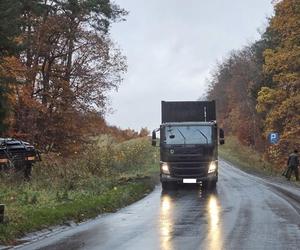 Wypadek w pobliżu Konotopu - wojskowa ciężarówka w rowie 