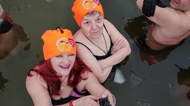 „Krasnostawskie Karpie” znów wskoczyły do zimnej wody! Zobacz, jak morsowali dla WOŚP