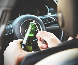 Czy pasażer może pić alkohol w samochodzie? Wiele osób o tym nie pamięta, a mandat jest bardzo wysoki