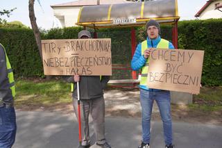 Protest mieszkańców Załęża. Nie chcą tirów na drodze do magazynu Stokrotki