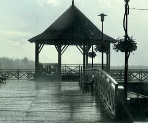 Deszczowe lato i drożyzna zniechęcają Polaków do wakacji. Turyści i przedsiębiorcy apelują o wsparcie