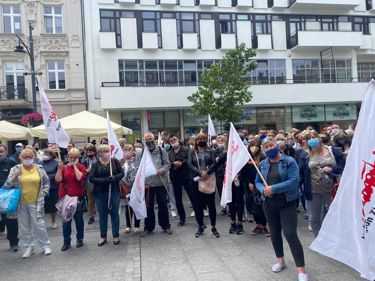  Pracownicy niepedagogiczni zorganizowali pikietę pod Urzędem Miasta Łodzi! O co walczą? 