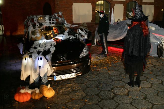 Halloweenowy Zlot Bezdaszników, czyli straszne kabriolety w Tychach. To dopiero wyższy poziom przebierania GALERIA