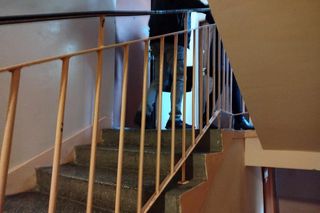 Sąsiedzi mieszkania przy ul. Sobieskiego w Siedlcach, w którym doszło do ataku nożownika na ratowników medycznych, wciąż przeżywają tragedię