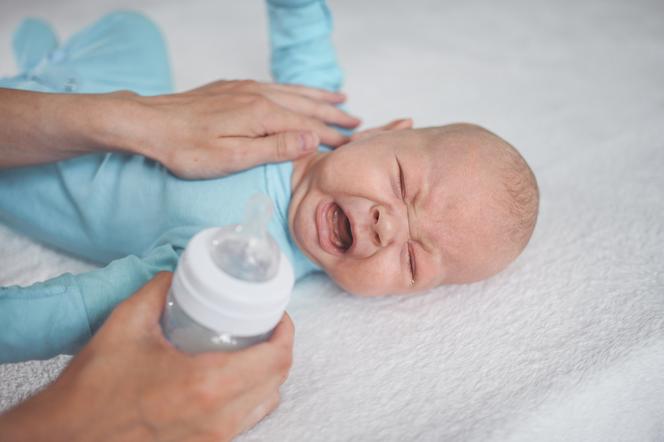 Płaczące niemowlę przy karmieniu