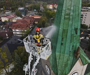 Dym przy Sanktuarium Świętej Rodziny na Krupówkach. Ćwiczenia strażaków w Zakopanem