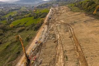 Tak wygląda budowa tunelu na S1 w Beskidach. Wykują go bez użycia maszyn [ZDJĘCIA]