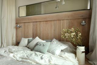 Drewniany zagłówek w sypialni