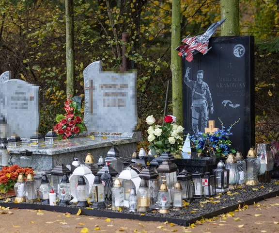 Morze świateł i pamięci. Grób pilota F-16, który zginął w Radomiu porusza