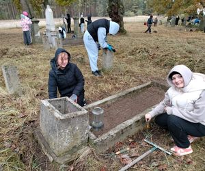Stary cmentarz  w Staropaprockich Holendrach uporządkowany przez uczniów ze Szkoły Podstawowej w Brzeźnie