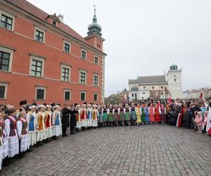 Wspólne śpiewanie hymnu w Warszawie