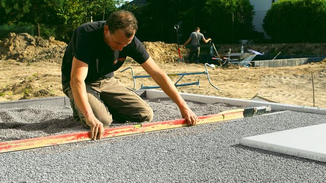 Budowanie ramy ogrodu: ścieżki i podjazd z płyt betonowych