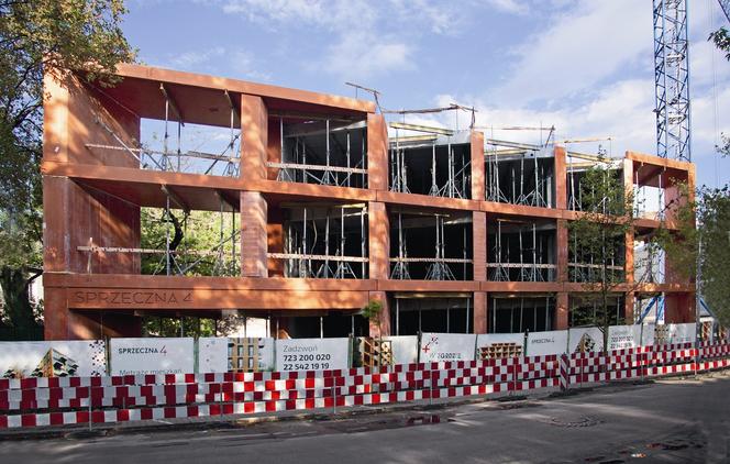 Blok Sprzeczna 4 na warszawskiej Pradze 