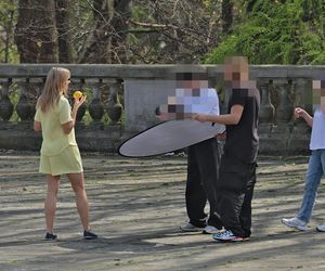 Małgorzata Socha przebiera się w parku