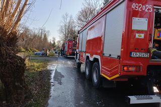 Pożar samochodu w Rabce-Zdroju. Obok leżał poszkodowany mężczyzna. Nie udało się go uratować