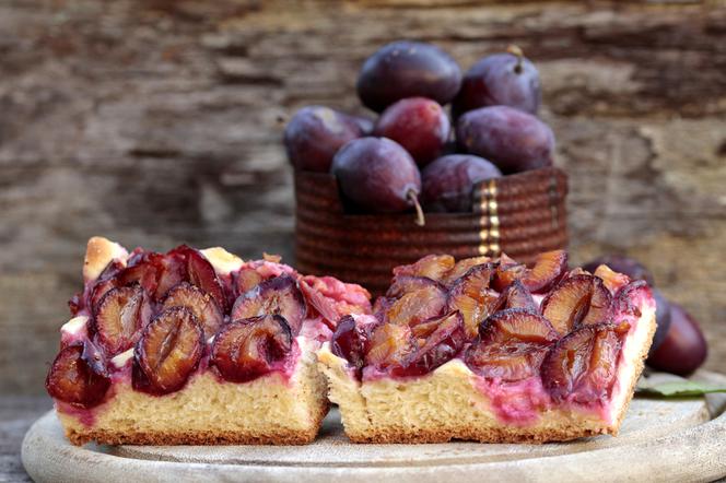 Ciasto drożdżowe ze śliwkami: dobry przepis [WIDEO]