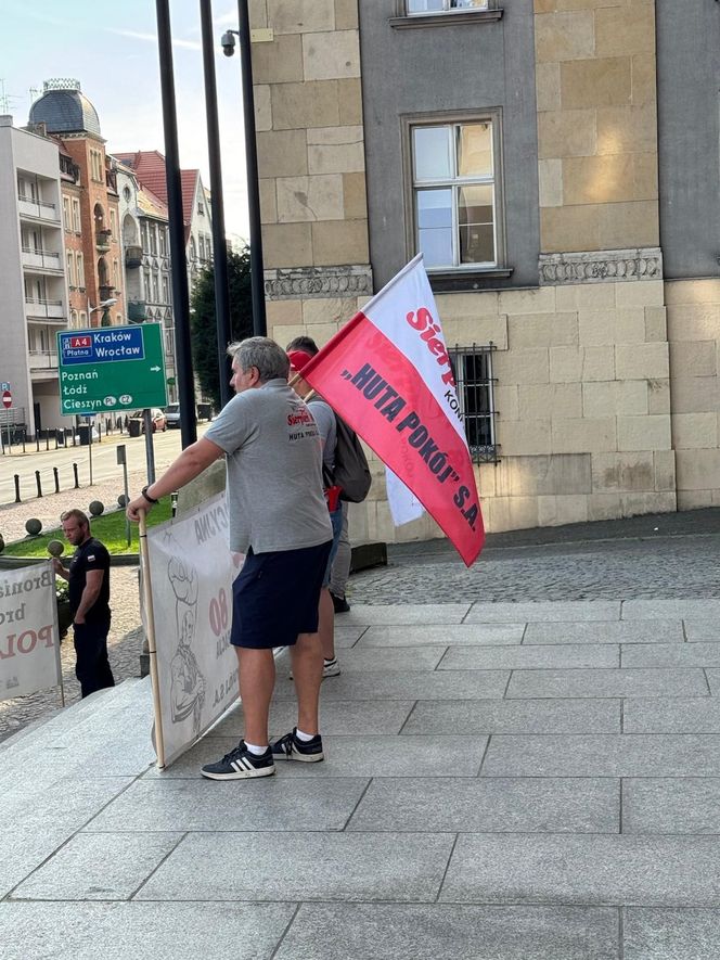Paraliż w Katowicach. Rozpoczął się protest górników i hutników. "Stal się hartuje, a rząd ją rujnuje"