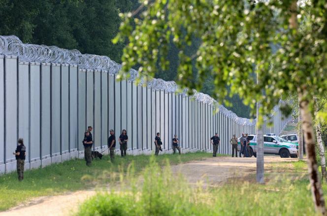 Białoruś niszczy zaporę na polskiej granicy! "Wchodzi po kilka osób"