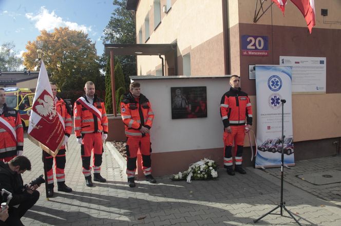 Biała Podlaska. Odsłonięcie tablicy poświęconej ratownikowi medycznemu. 64-latek został śmiertelnie dźgnięty nożem na służbie [ZDJĘCIA]