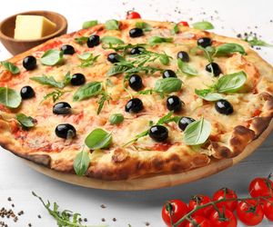 Keto pizza. Przepis na włoski przysmak bez węglowodanów