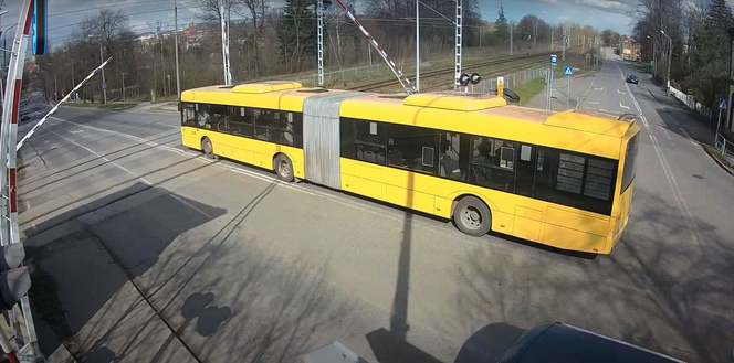 Wjechał autobusem na tory, choć zamykały się rogatki. 