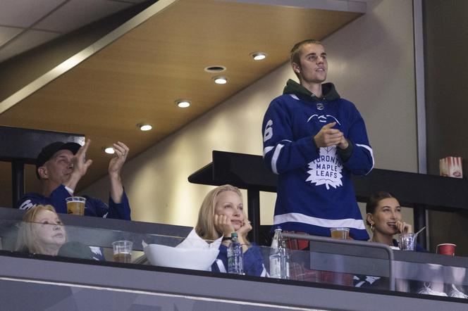 Justin Bieber i Hailey Bieber na meczu hokeja