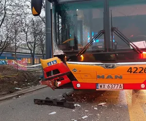 Groźny wypadek na Woli w Warszawie. Kolejny autobus miejski roztrzaskany! Są ranni