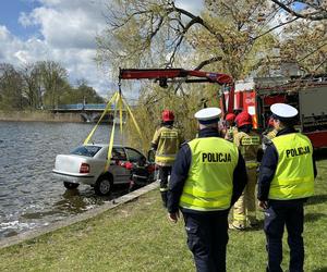 Samochód dryfował w jeziorze. Policja szukała właściciela