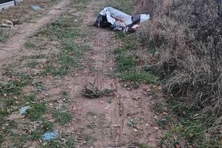 Policja namierzyła właścicielkę porzuconych na drodze ubrań