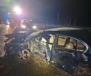 Kierujący dacią dachował w rowie. Wypadek na DK12 niedaleko Borku