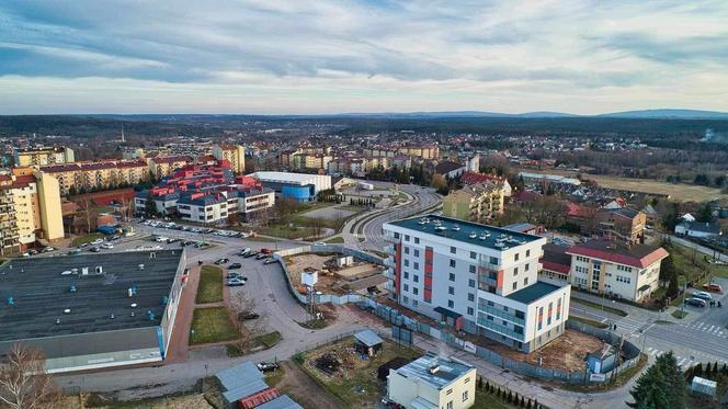 Blok przy Alei Świętego Jana Pawła II 28 prawie gotowy. Tak wygląda w środku