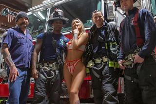 Modelka zrzuciła ciuszki w remizie na Manhattanie. Ogniste fotki u strażaków