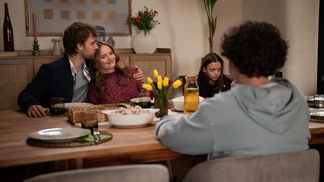 Rodzinka.pl 17 sezon odcinek 295 (odc. 8). Magda (Olga Kalicka), Tomek (Maciej Musiał), Kacper (Mateusz Pawłowski), Maja (Emma Pokromska), 