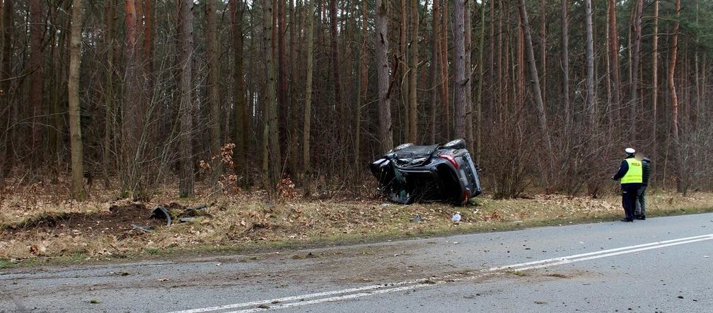 Demolka na skrzyżowaniu pod Świeciem! 45-latka zlekceważyła znak STOP i wjechał prosto w auto